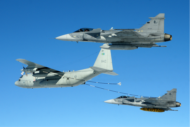 Two Saab JAS-39 fighters of the Czech Air Force receive fuel from a Swedish Air Force Hercules in 2016 (Milan Nykodym)